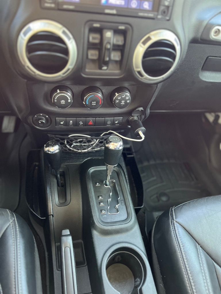 Used 2018 Jeep Wrangler Unlimited Sahara w/ Connectivity Group AWD/4WD image 18