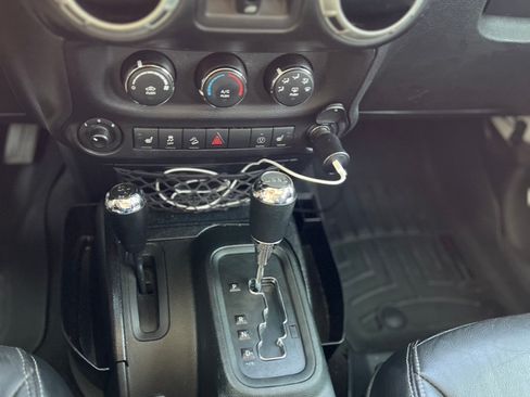 Used 2018 Jeep Wrangler Unlimited Sahara w/ Connectivity Group AWD/4WD image 18