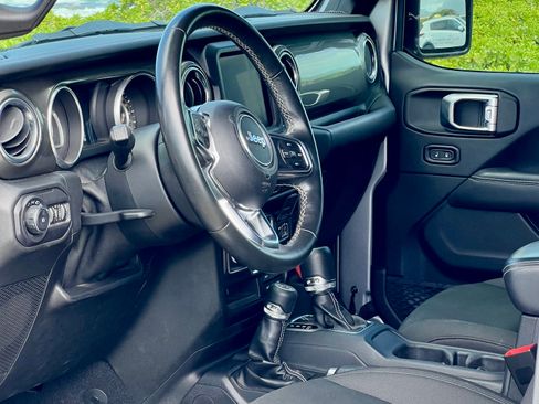 Used 2018 Jeep Wrangler Unlimited Sahara image 6