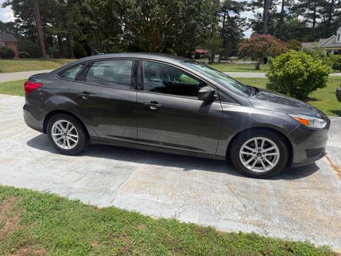 Used 2018 Ford Focus SE FWD image 2