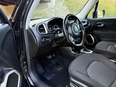 Used 2017 Jeep Renegade Latitude w/ Cold Weather Group AWD/4WD image 9
