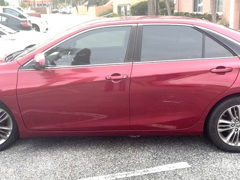 Used 2015 Toyota Camry SE FWD image 2