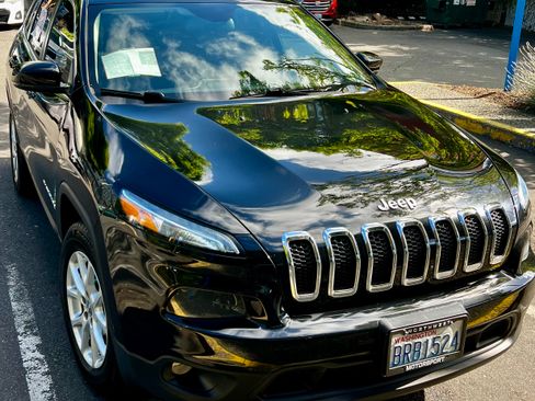 Used 2018 Jeep Cherokee Latitude Plus AWD/4WD image 1