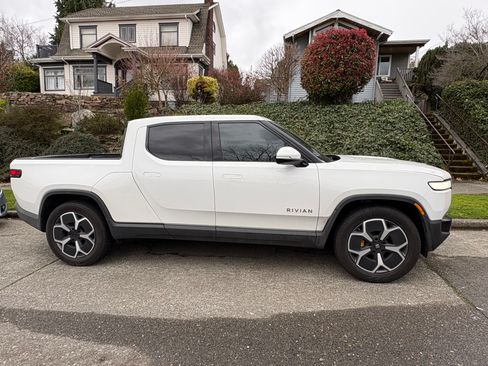 Used 2023 Rivian R1T Adventure image 2