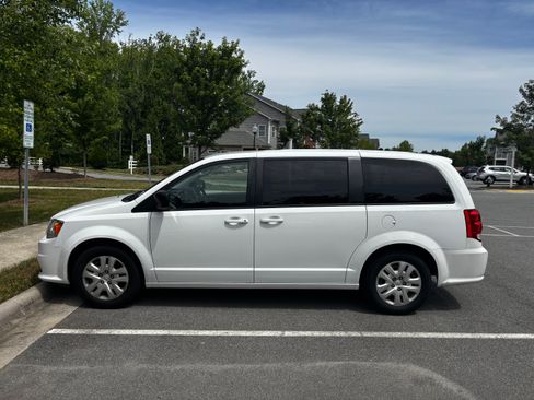 Used 2018 Dodge Grand Caravan SE w/ UConnect Hands-Free Group FWD image 2