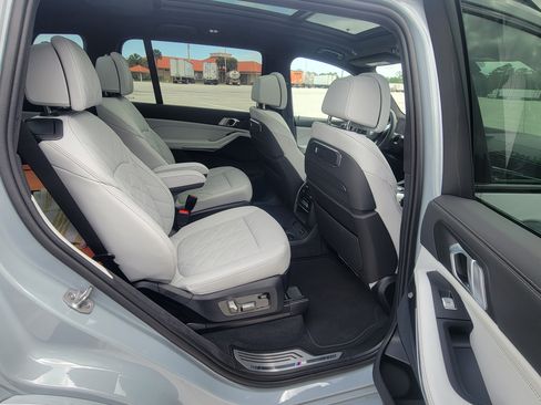 Used 2024 BMW X7 xDrive40i w/ M Sport Package image 4