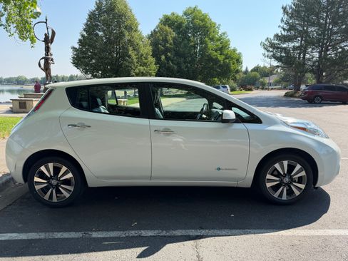 Used 2013 Nissan Leaf SL w/ Premium Pkg FWD image 8