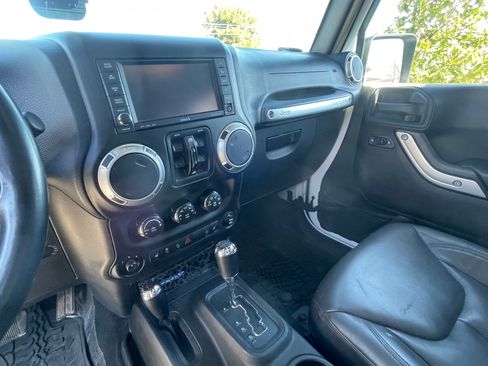 Used 2015 Jeep Wrangler Unlimited Rubicon w/ Connectivity Group image 12