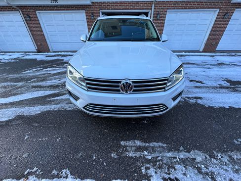 Used 2015 Volkswagen Touareg TDI image 1
