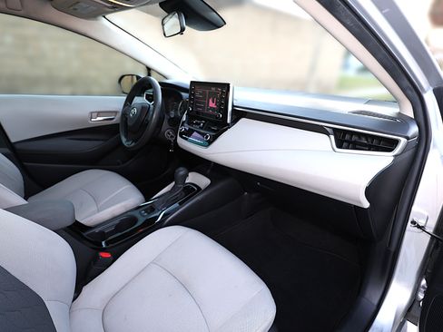 Used 2020 Toyota Corolla LE w/ Carpet Mat Package (TMS) image 9