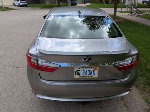 Used 2016 Lexus ES 300h w/ Ultra Luxury Package FWD image 4