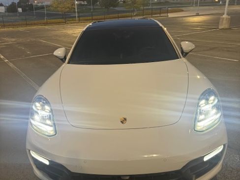 Used 2022 Porsche Panamera 4 E-Hybrid image 4