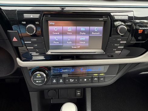 Used 2015 Toyota Corolla LE FWD image 12
