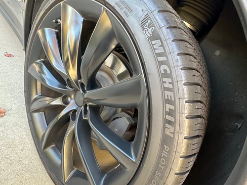 Used 2018 Tesla Model X 75D image 4