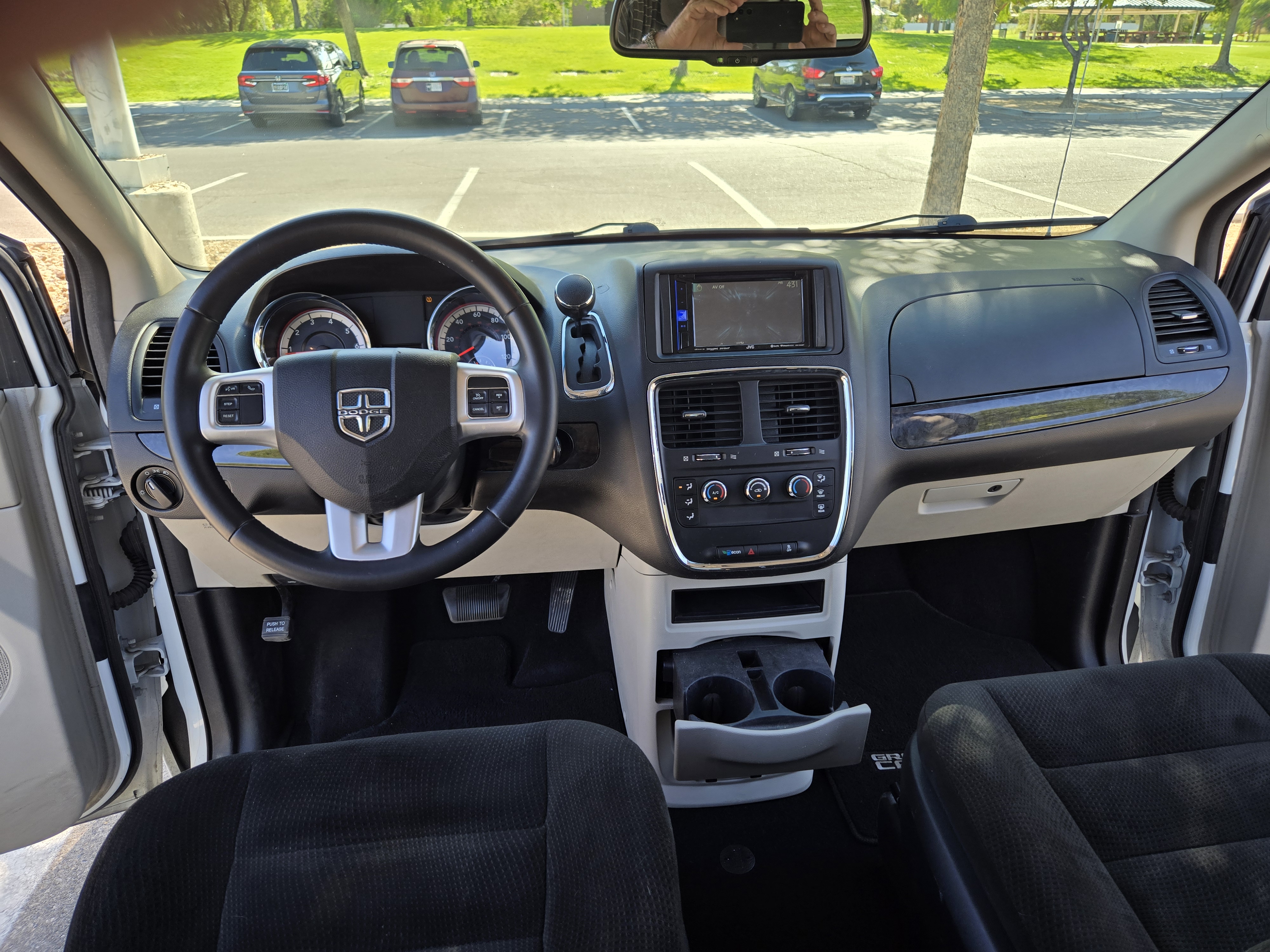 Used 2015 Dodge Grand Caravan American Value Package w/ UConnect Hands-Free Group FWD image 16