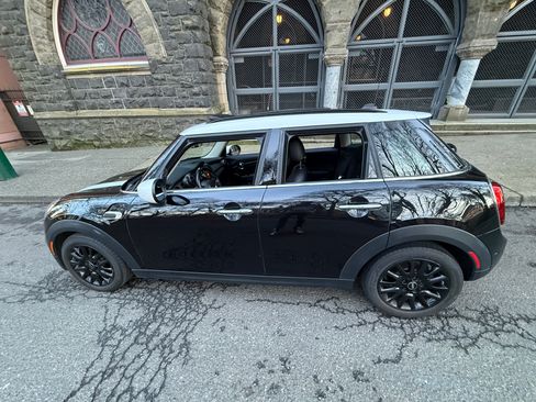 Used 2020 MINI Cooper 4-Door Hardtop w/ Storage Package image 10