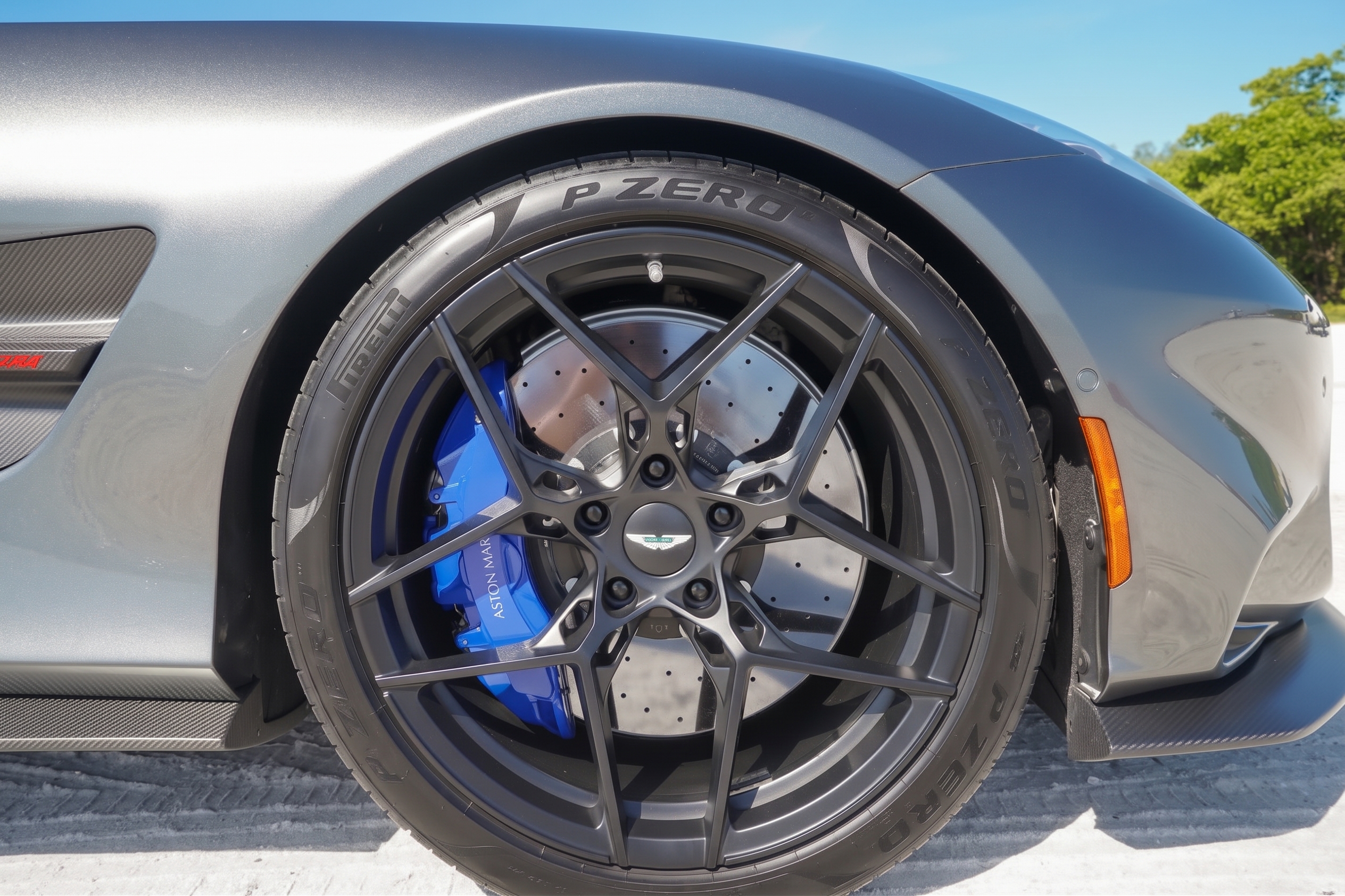 Used 2025 Aston Martin Vanquish RWD image 21