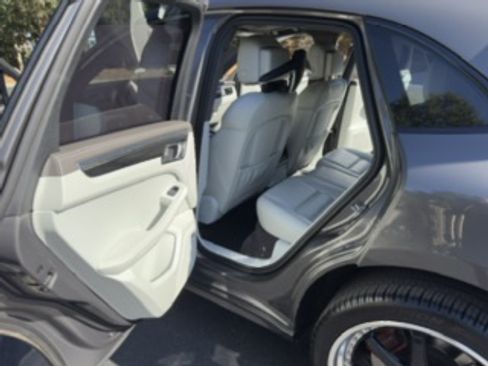 Used 2015 Porsche Macan Turbo image 15