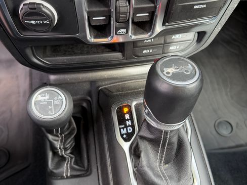 Used 2019 Jeep Wrangler Unlimited Sahara w/ Quick Order Package 24M Moab AWD/4WD image 17