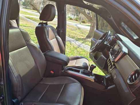 Used 2021 Toyota Tacoma Limited image 23