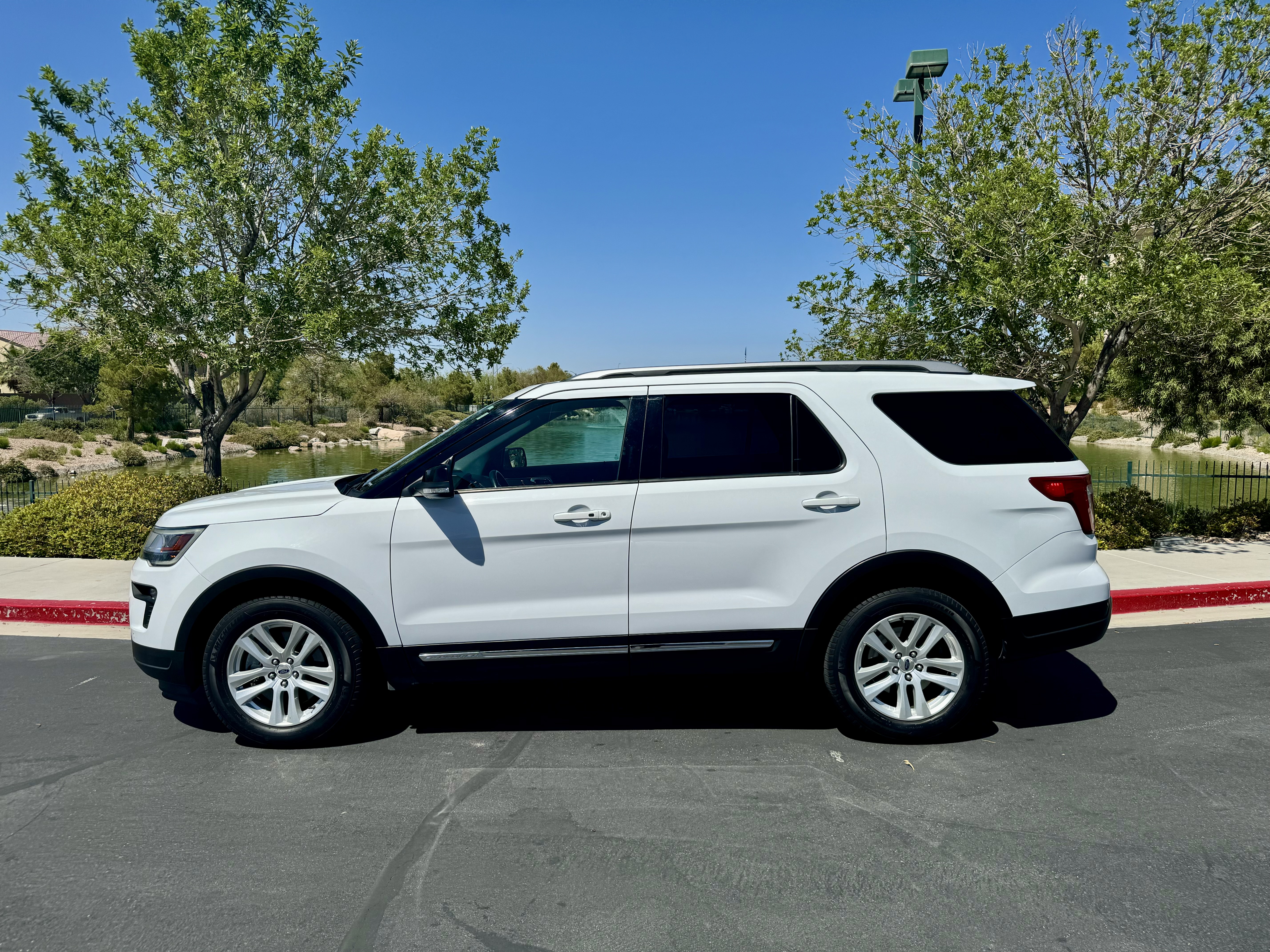 Used 2018 Ford Explorer XLT w/ Equipment Group 202A FWD image 1