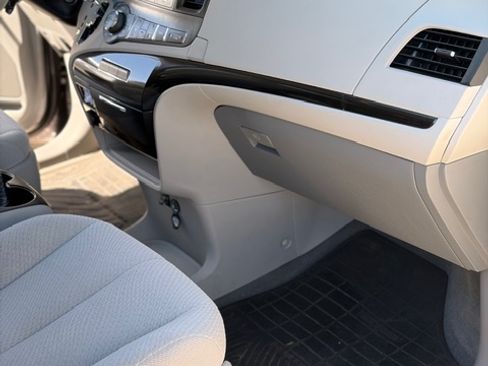 Used 2014 Toyota Sienna LE image 12