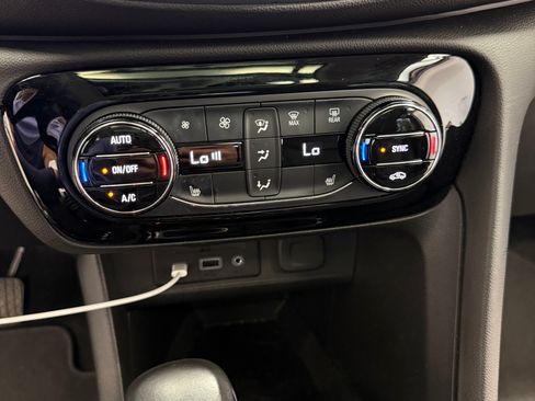 Used 2020 Buick Encore GX Essence w/ Experience Buick Package FWD image 19