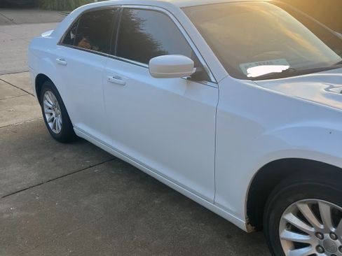 Used 2014 Chrysler 300 image 17