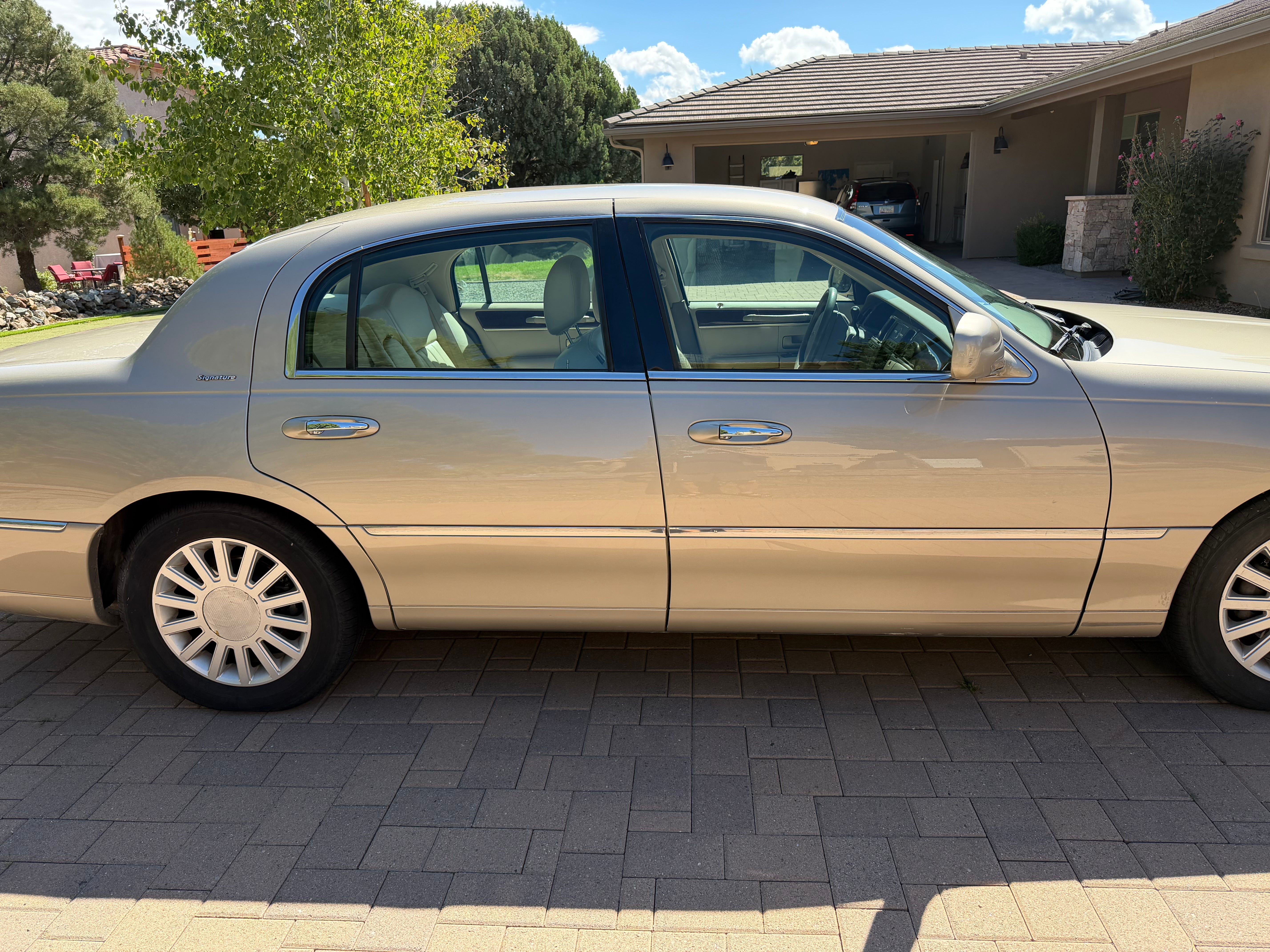 Used 2005 Lincoln Town Car Signature RWD image 1