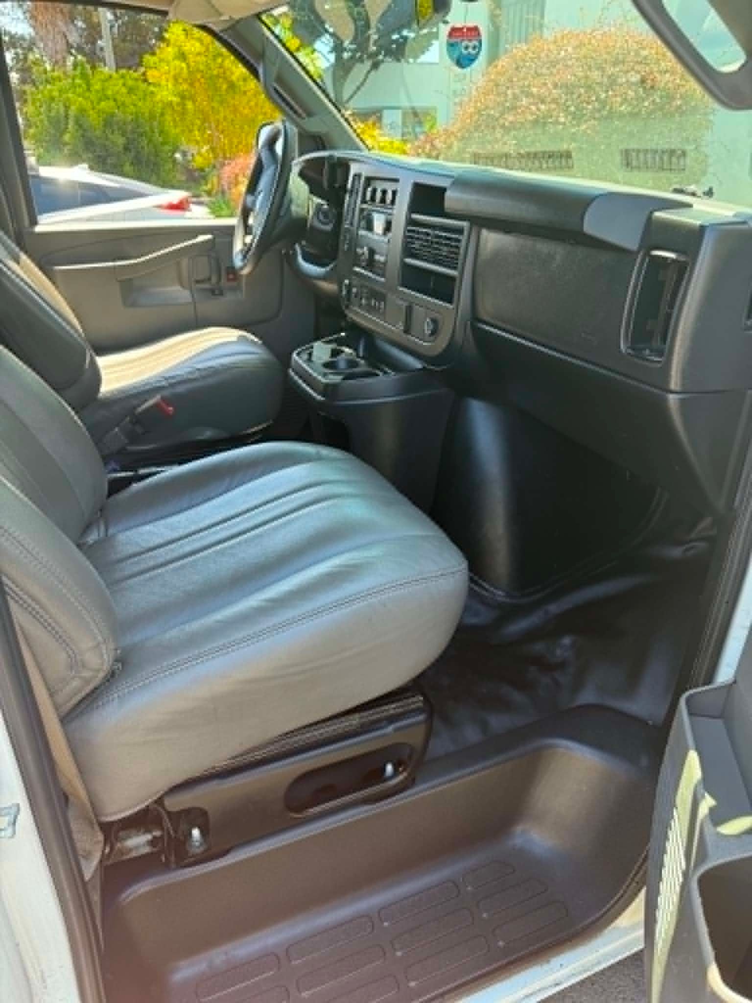 Used 2019 Chevrolet Express 2500 Extended RWD image 9