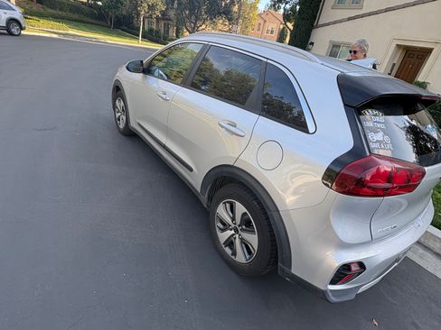 Used 2020 Kia Niro LX image 3