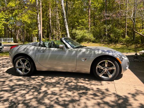 Used 2007 Pontiac Solstice Convertible w/ Premium Package RWD image 11