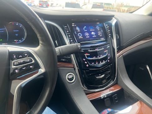 Used 2018 Cadillac Escalade Luxury image 2