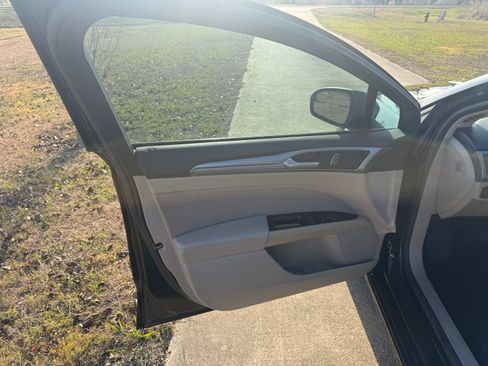 Used 2017 Ford Fusion SE w/ Fusion SE Technology Package image 13