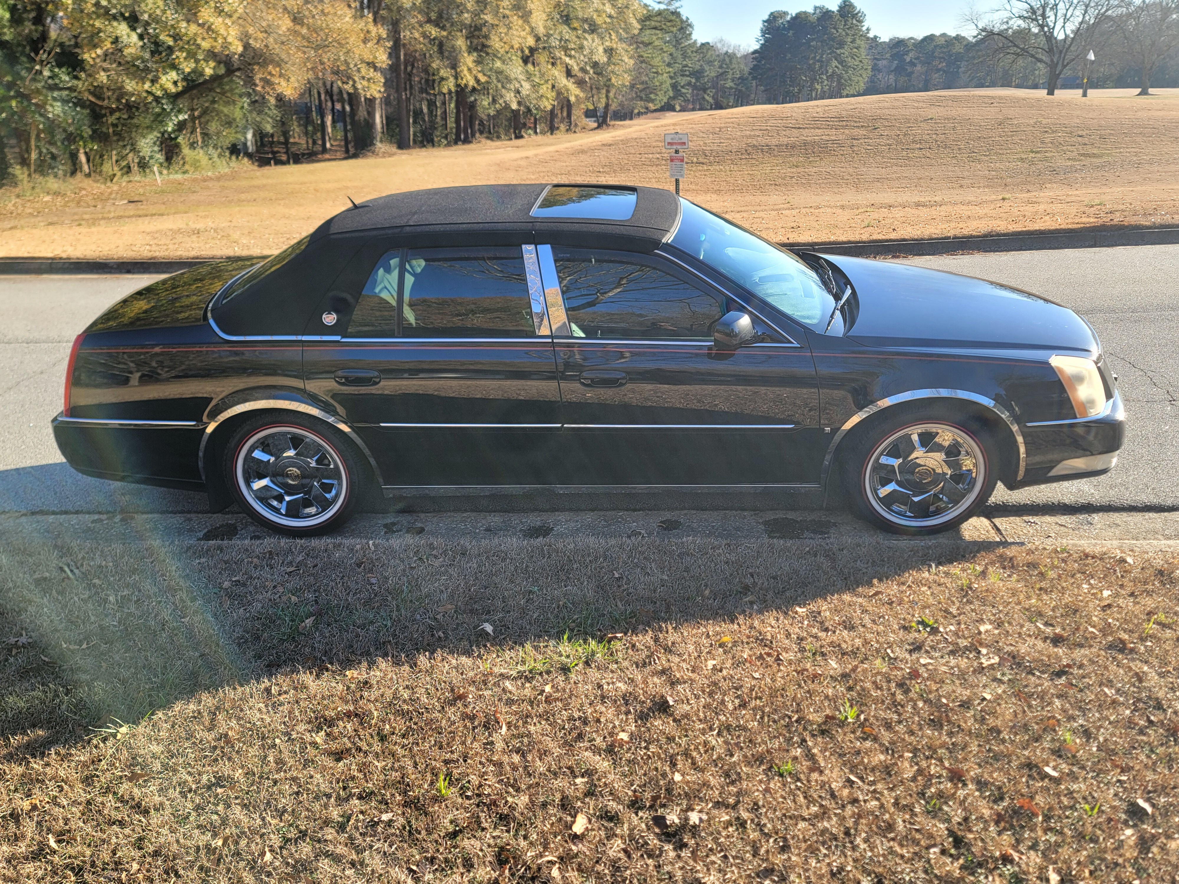 Used 2008 Cadillac DTS w/ Sun And Navigation Package FWD image 2