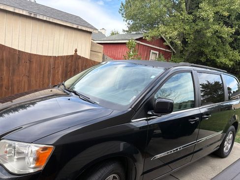 Used 2013 Chrysler Town & Country Touring image 6