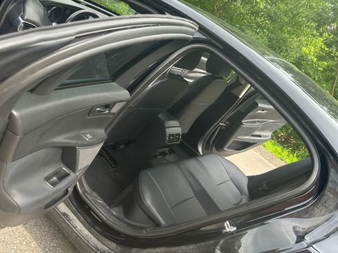 Used 2019 Jaguar XE Premium image 17