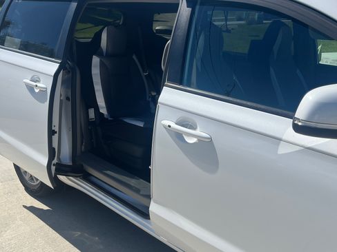 Used 2020 Kia Sedona EX image 4