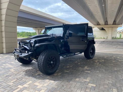 Used 2011 Jeep Wrangler Unlimited Sport image 2