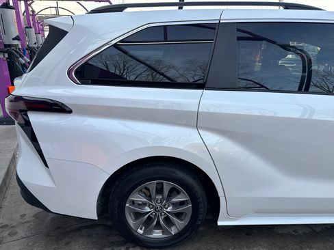 Used 2023 Toyota Sienna XLE FWD image 9