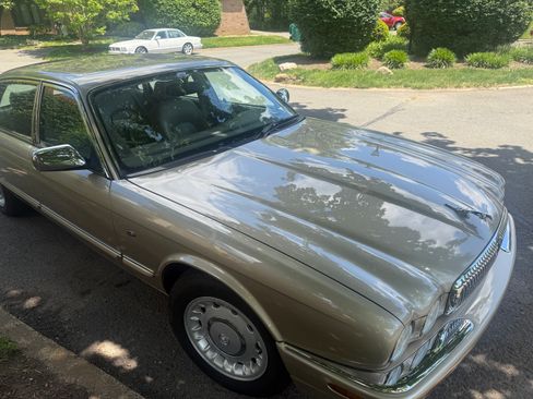 Used 1998 Jaguar XJ8 L RWD image 1