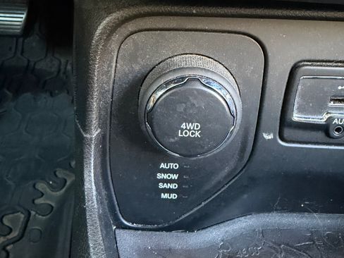 Used 2017 Jeep Renegade Sport w/ Power & Air Group image 11