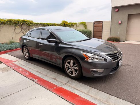 Used 2013 Nissan Altima 2.5 SV image 1