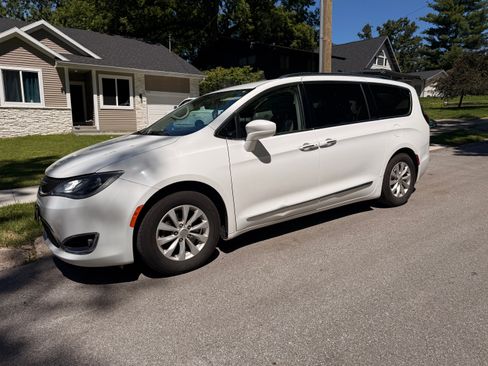 Used 2018 Chrysler Pacifica Touring-L FWD image 10