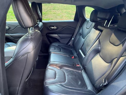 Used 2019 Jeep Cherokee Limited image 16