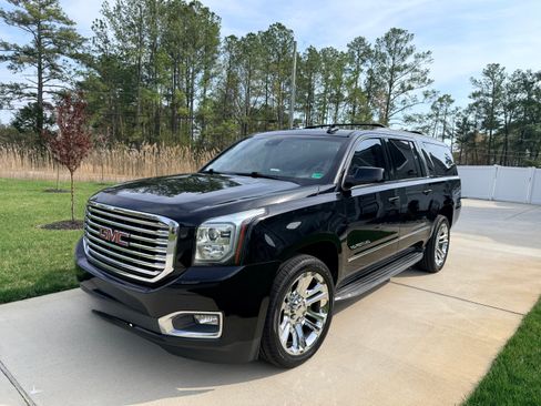Used 2018 GMC Yukon XL SLT w/ Premium Edition image 2