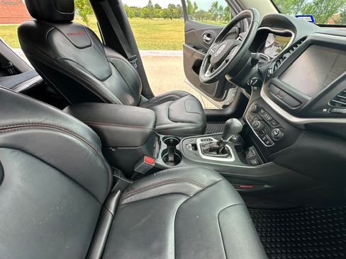 Used 2016 Jeep Cherokee Trailhawk w/ Leather Interior Group AWD/4WD image 16