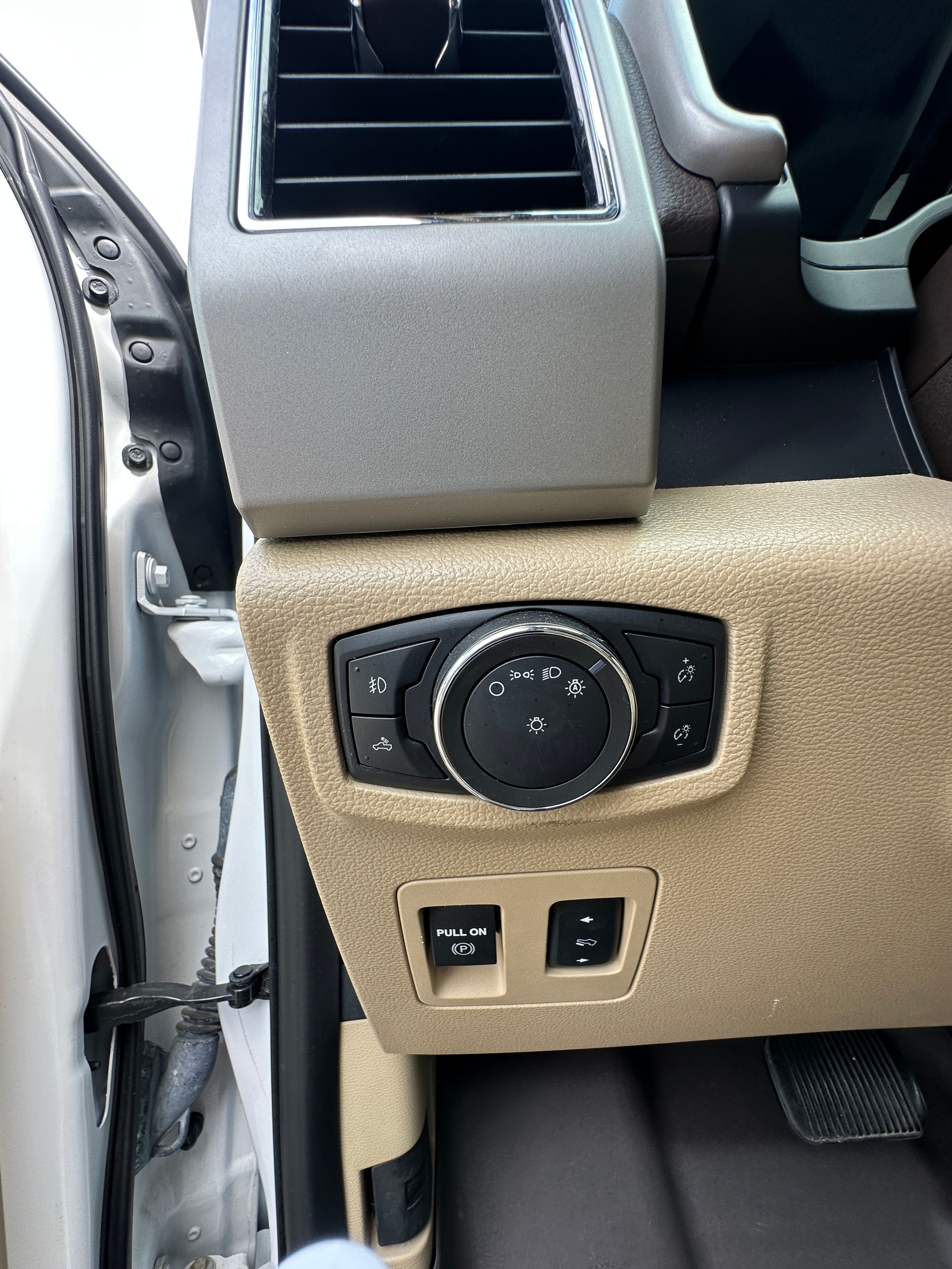Used 2020 Ford F150 Lariat w/ Equipment Group 501A Mid image 17