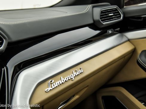 Used 2021 Lamborghini Urus Sport Utility 4D image 15