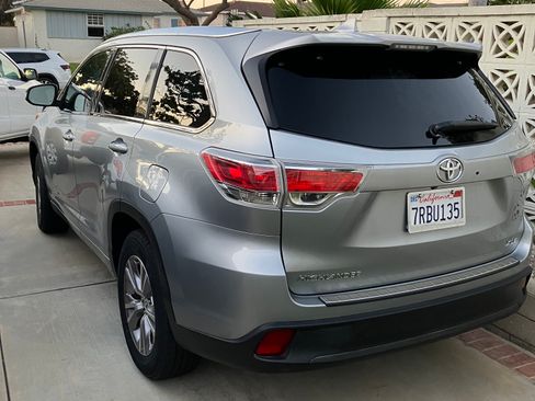 Used 2015 Toyota Highlander XLE FWD image 2